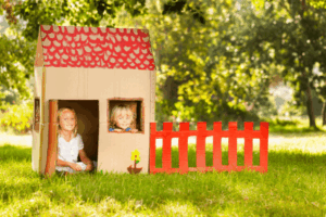activité actualités Construire une cabane avec les enfants une activité nature signée Family Kids-min